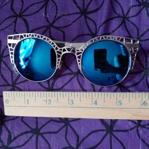 Blue lens oversized sunglasses